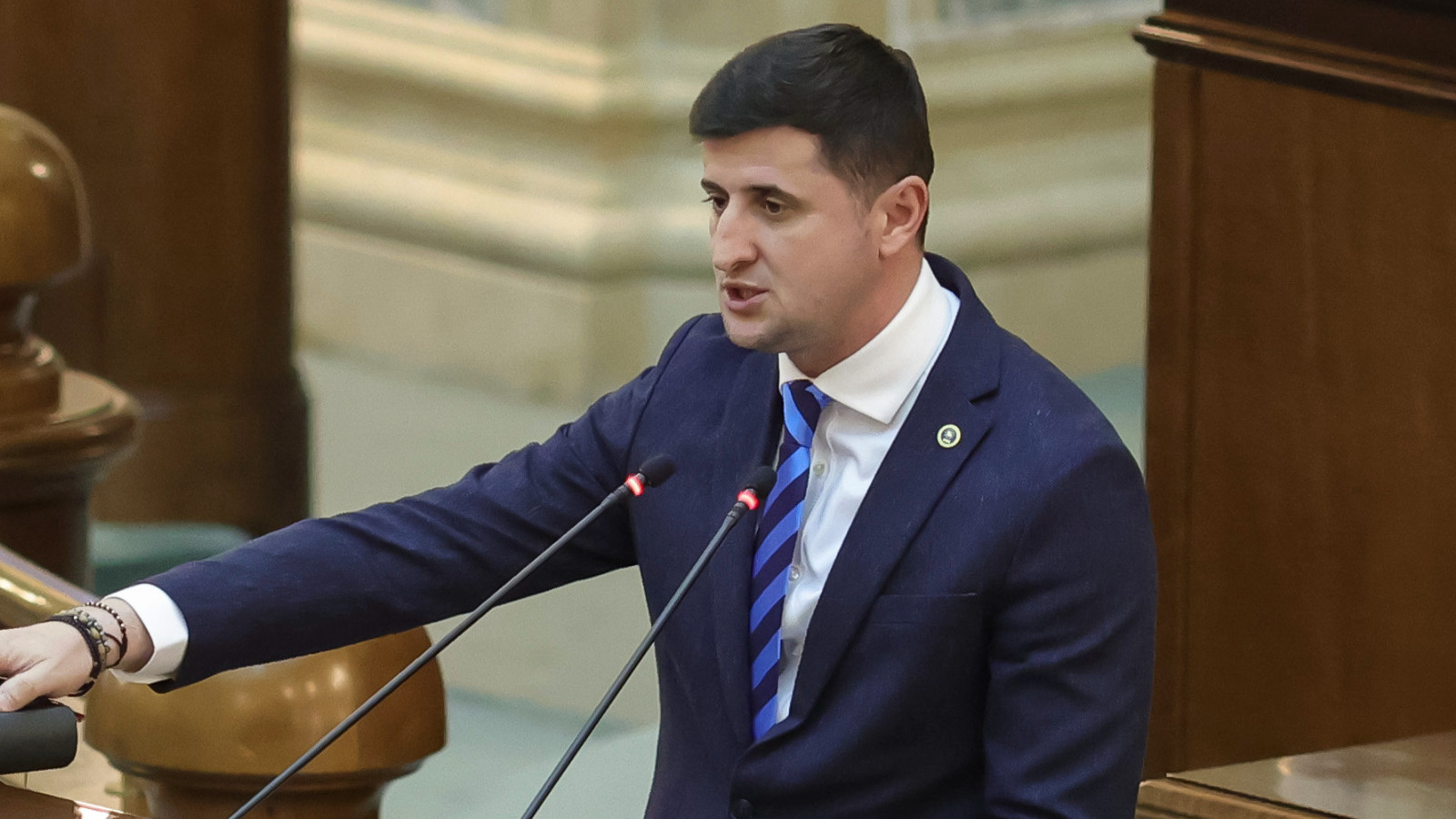 Străinii ar putea obține drept de ședere în România dacă investesc 400.000 de euro. Liberalii propun programul „Golden Visa”