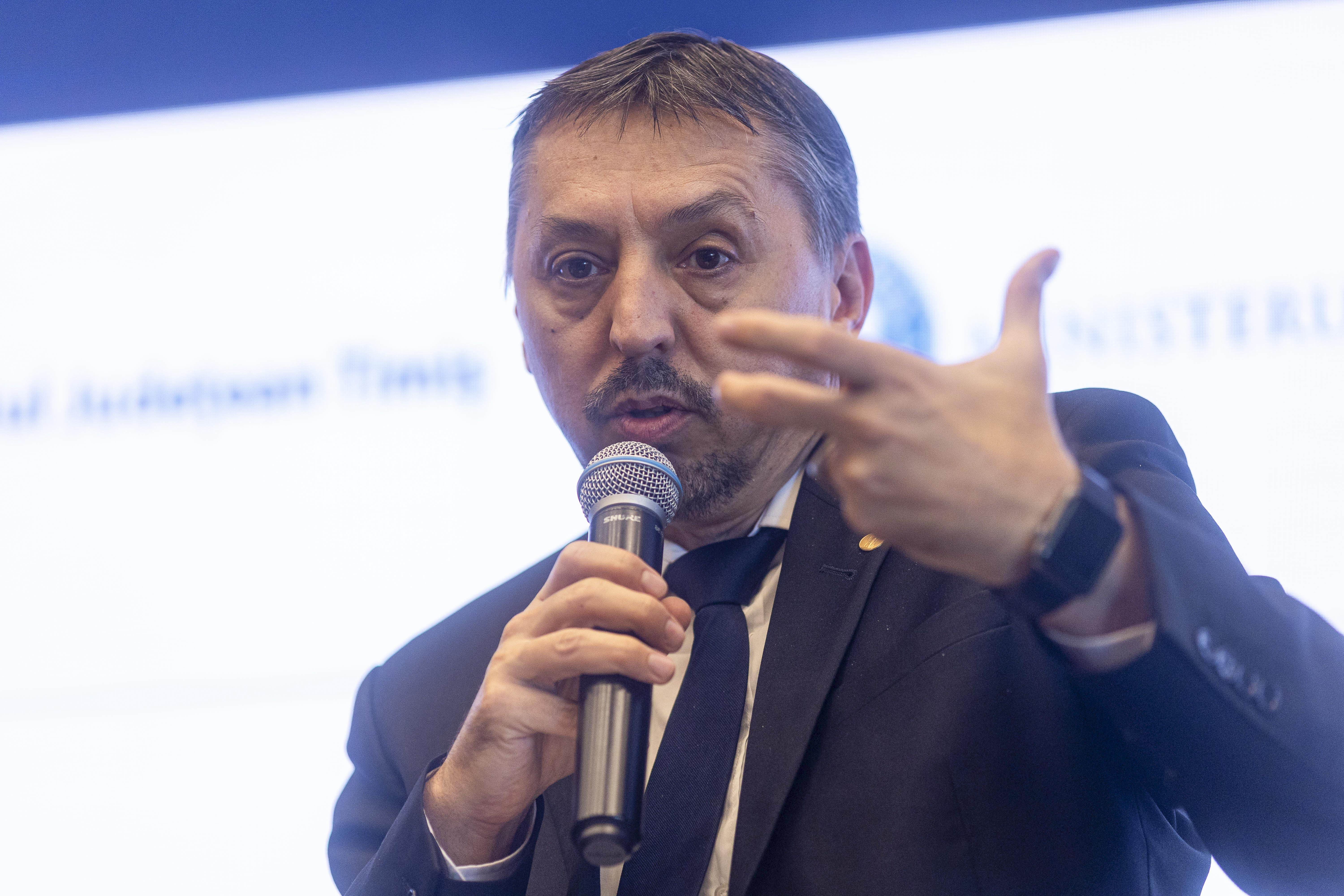 Daniel David nu ar vrea interzicerea rețelelor sociale pentru minori. Soluția găsită de ministrul Educației