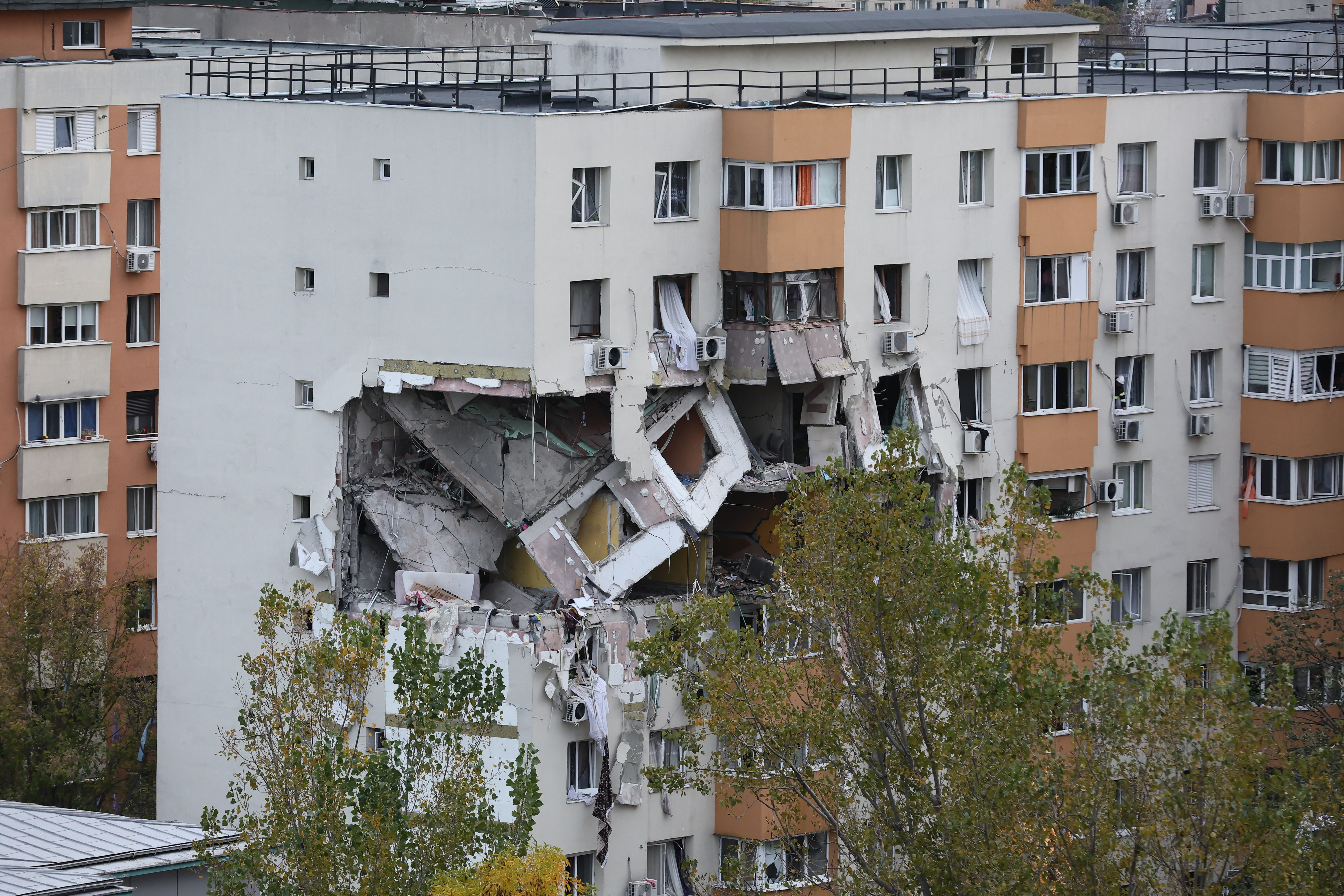 Fake news după explozia din Rahova: imagini cu oameni care intră într-un bloc afectat, distribuite online. Apelul prefectului