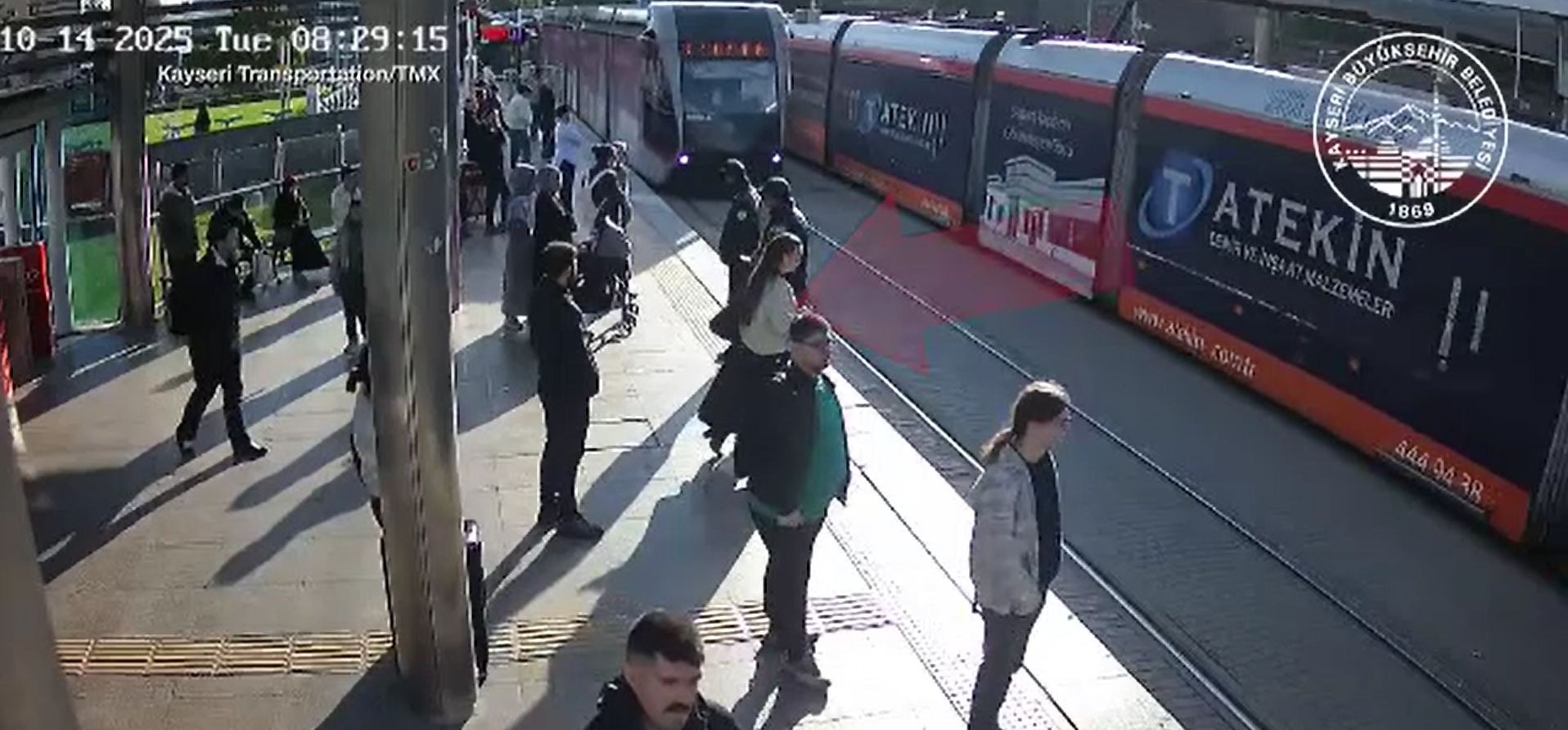 O femeie din Turcia a fost la un pas să fie călcată de tramvai din cauza neatenției. Cum a fost salvată în utlima clipă