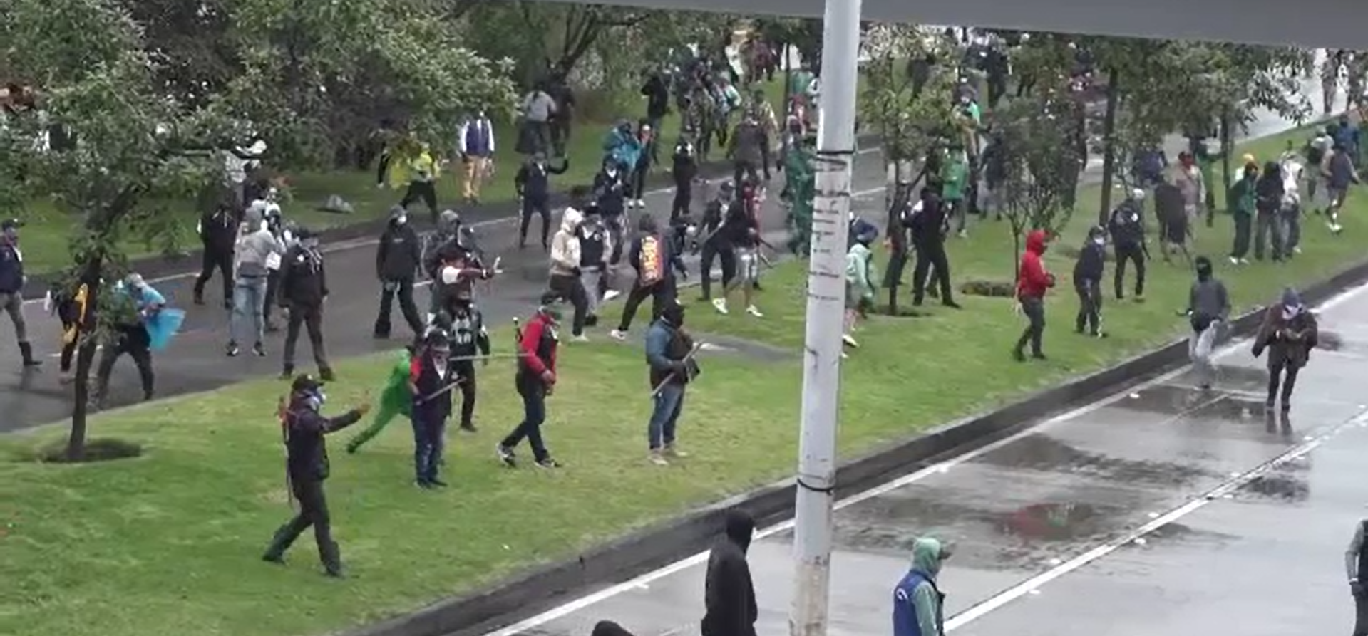 Protest anti-Trump la Bogota. Cel puțin patru polițiști au fost răniți cu săgeți în fața ambasadei americane