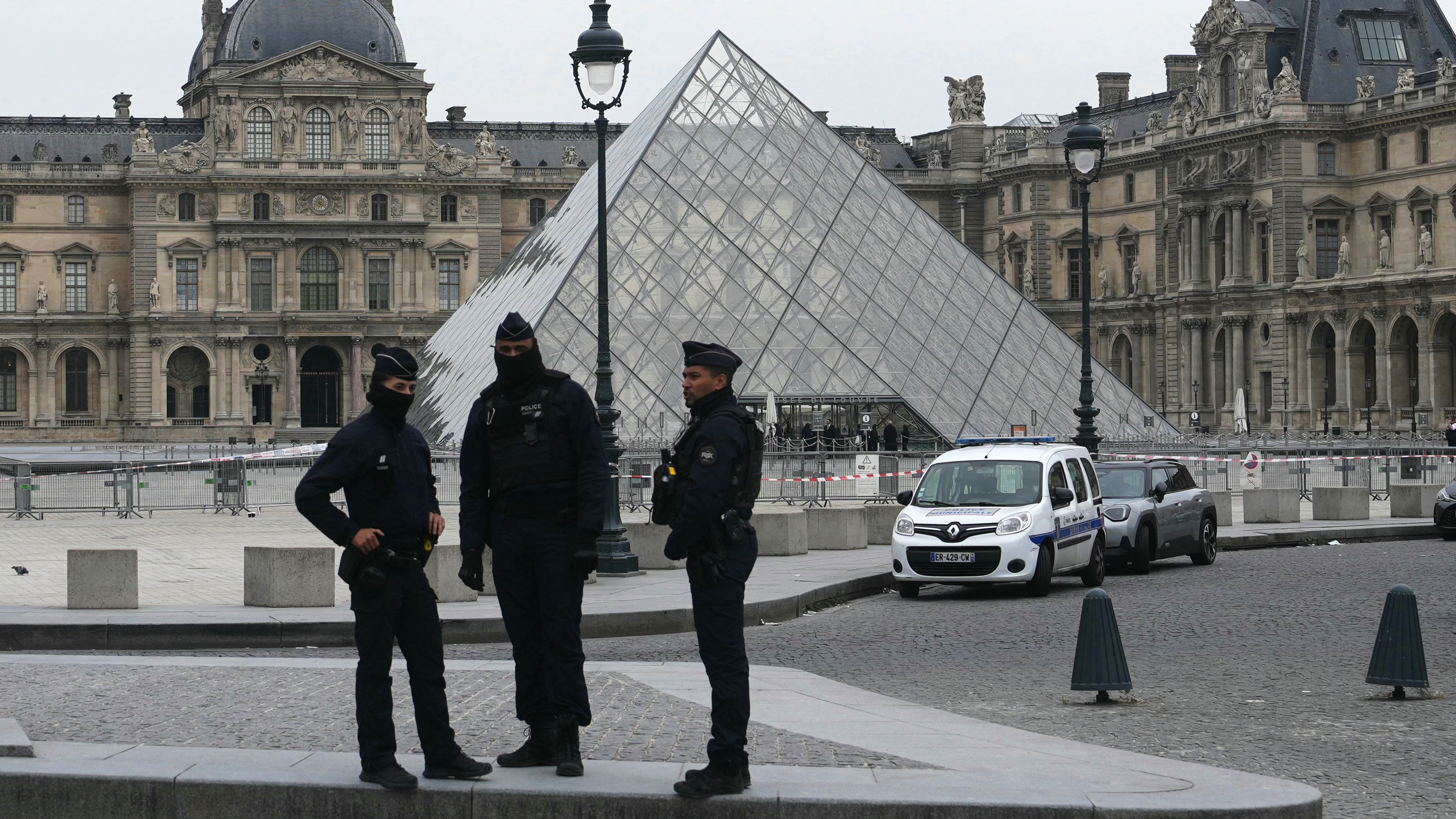 Jaful de la Luvru. De ce au evitat hoții principala vitrină, unde se aflau diamante în valoare de zeci de milioane de dolari