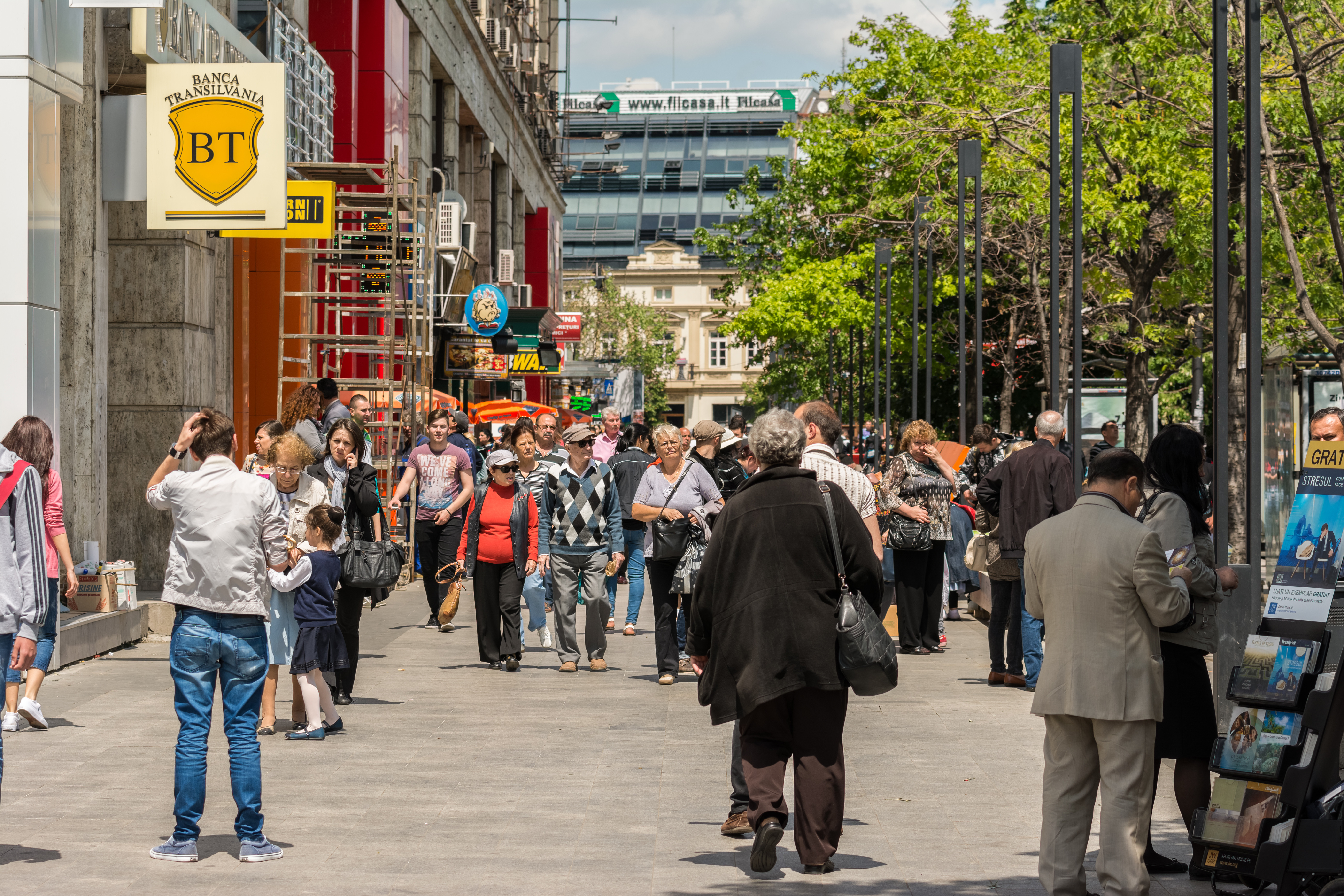 Eurostat: Femeile din UE trăiesc mai mult, dar nu neapărat mai bine. România, sub media europeană la viață sănătoasă