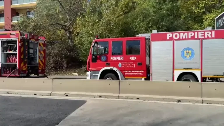 Zeci de persoane evacuate în Voluntari, Ilfov, după ce un incendiu izbucnit la două mașini s-a extins la o ţeavă de gaz