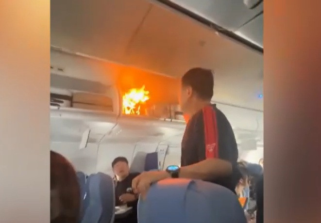 Incendiu la bordul unui avion. O baterie cu litiu a luat foc în timpul zborului. Momentul, filmat de pasageri