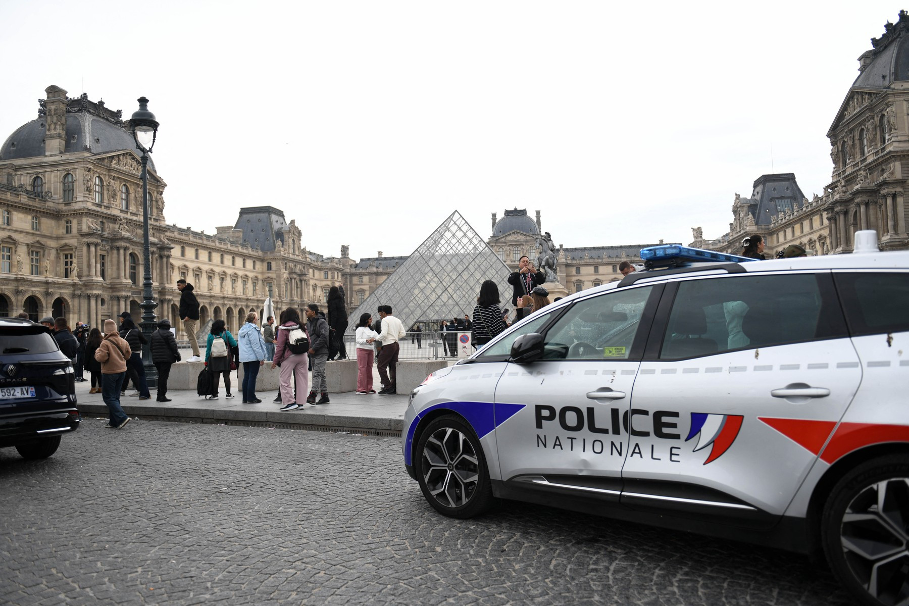 „Umilință” națională, după jaful de la Luvru. Securitatea celui mai mare muzeu din lume, intens dezbătută
