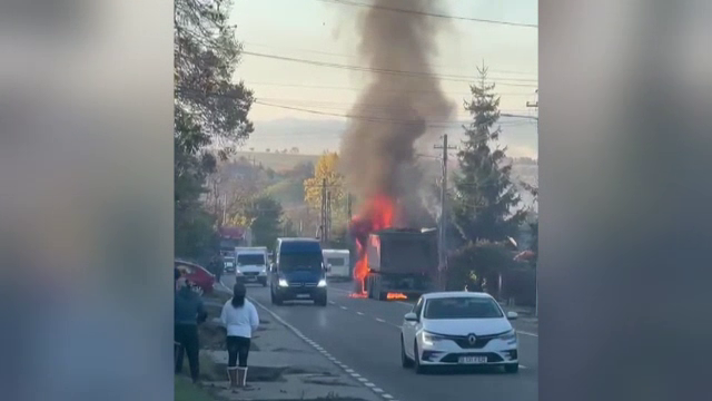 Un camion a fost distrus de flăcări, în Neamț. Un scurtcircuit ar fi provocat incendiul