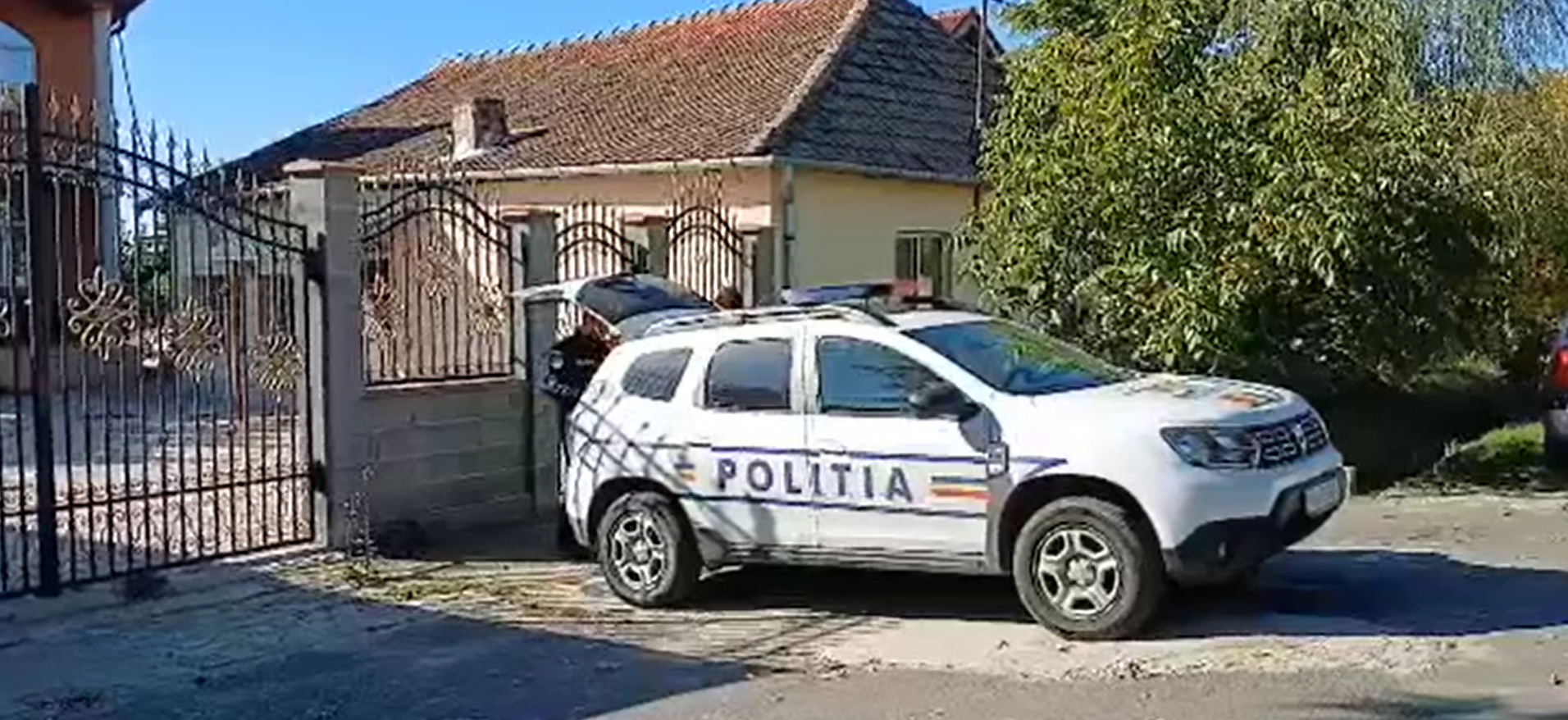 Trupul unui bărbat a fost găsit ars în propria casă. Suspecții l-ar fi incendiat după o ceartă, amețiți de la alcool