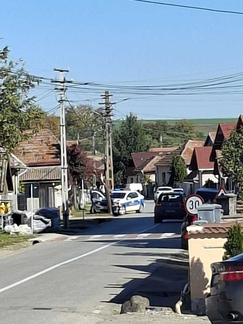 Un polițist a intrat cu mașina în stâlp în timp ce urmărea un suspect, într-o comună din Alba