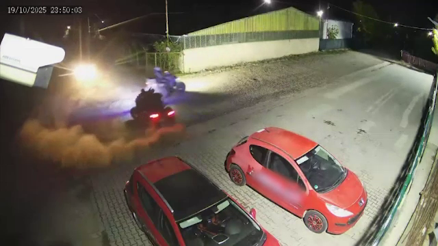 Caz ciudat în Botoșani. Au distrus geamurile mașinilor după ce au făcut drifturi cu ATV-urile pe pietriș, apoi au fugit