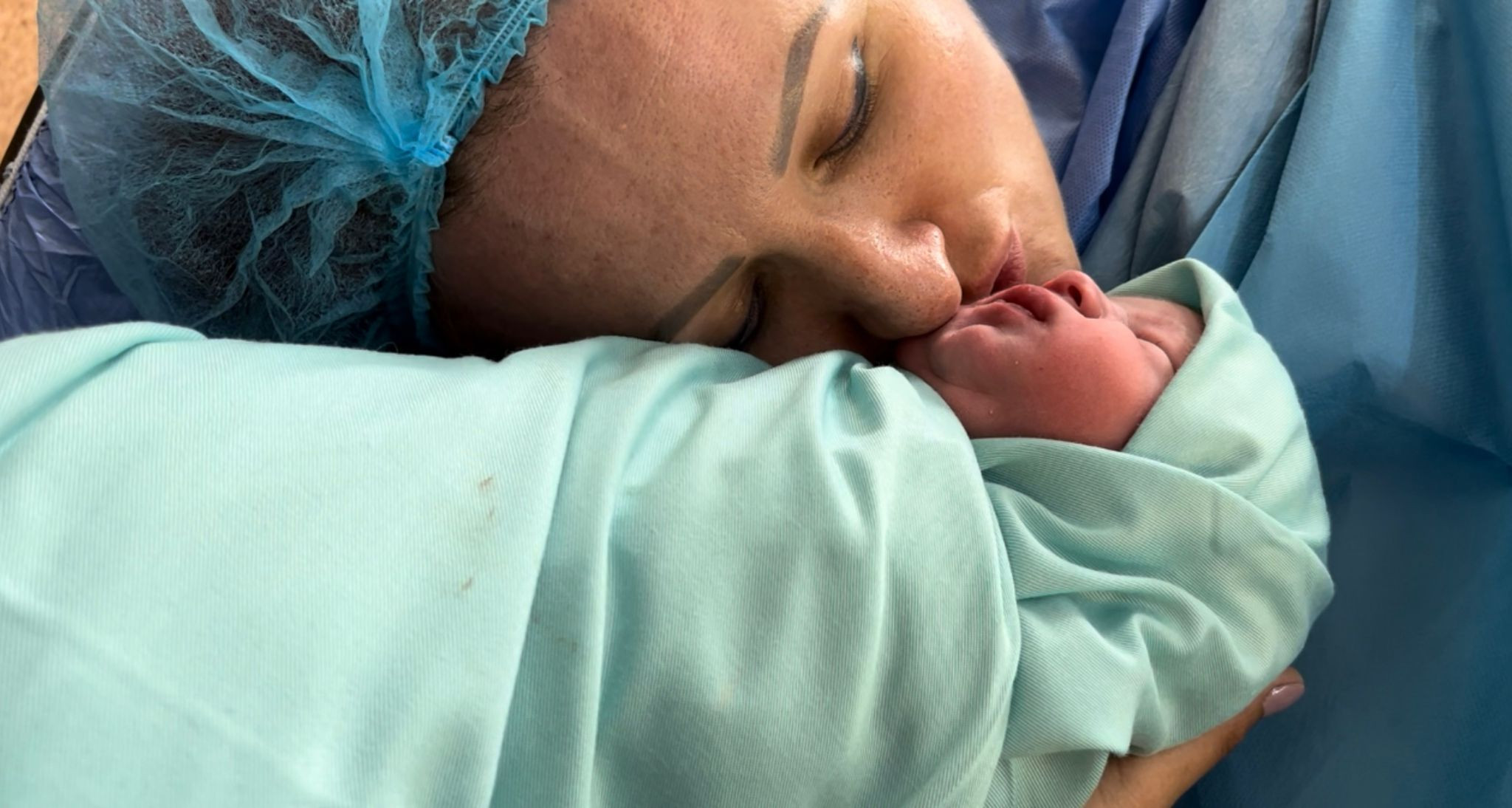 (P) După 9 ani de tratamente, Mihaela a devenit mamă cu ajutorul echipei care a identificat cauza reală a infertilității