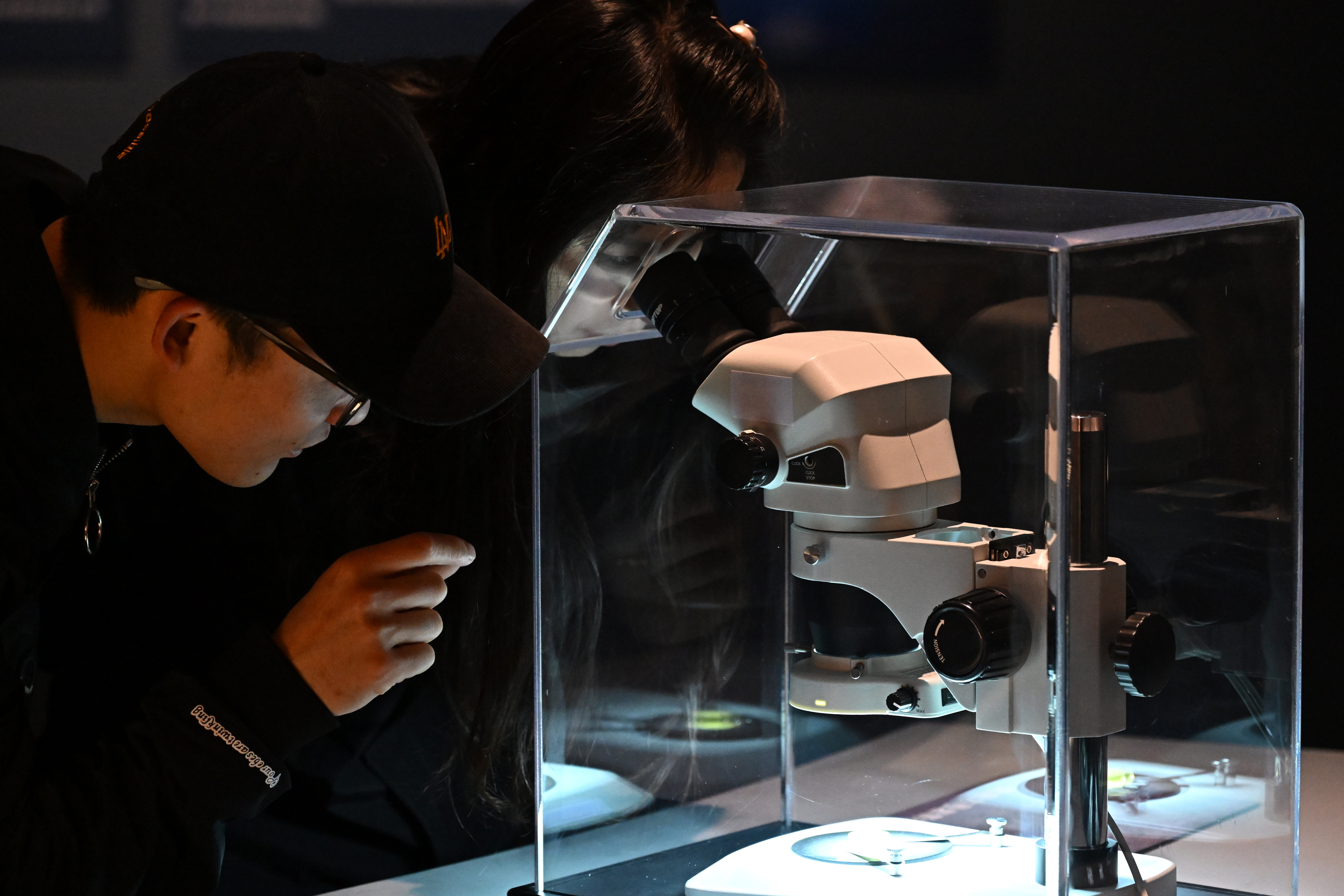 Descoperire majoră în mostrele lunare chineze: fragmente rare de meteorit pot schimba teoria genezei