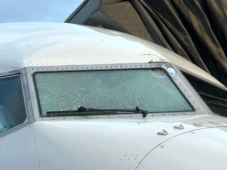 Avion lovit de un obiect misterios deasupra SUA. Pilotul a fost rănit, un pasager a povestit momentele de groază