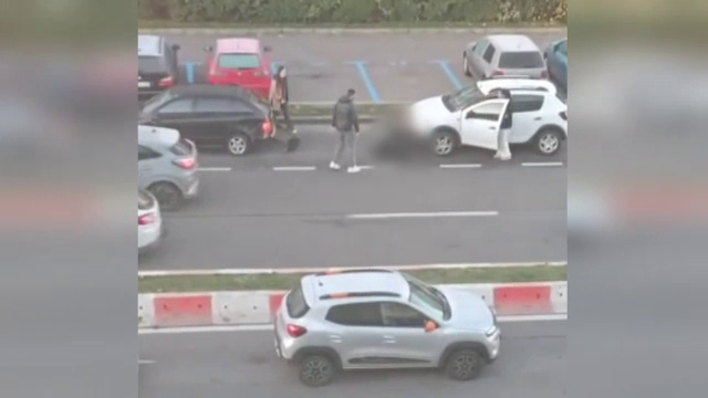 Momentul în care un tânăr de 21 de ani din Brașov lovește un bărbat după o tamponare în trafic