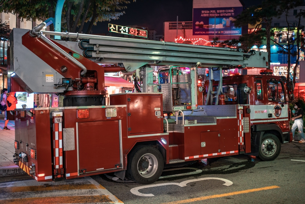 O tânără a dat foc blocului în care locuia în timp ce încerca să ardă un gândac cu o brichetă și un spray. O vecină a murit