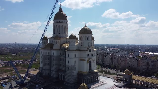 Ultimele pregătiri pentru sfințirea Catedralei Naționale. Peste 350 milioane de pietricele de sticlă și aur formează mozaicul
