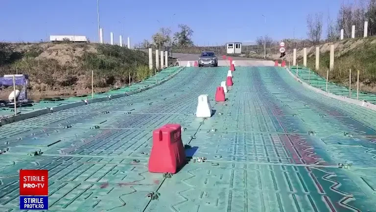 Podul de pontoane de la Bumbăta preia traficul din Vama Albița: Creștere de 30% a tranzitărilor în septembrie