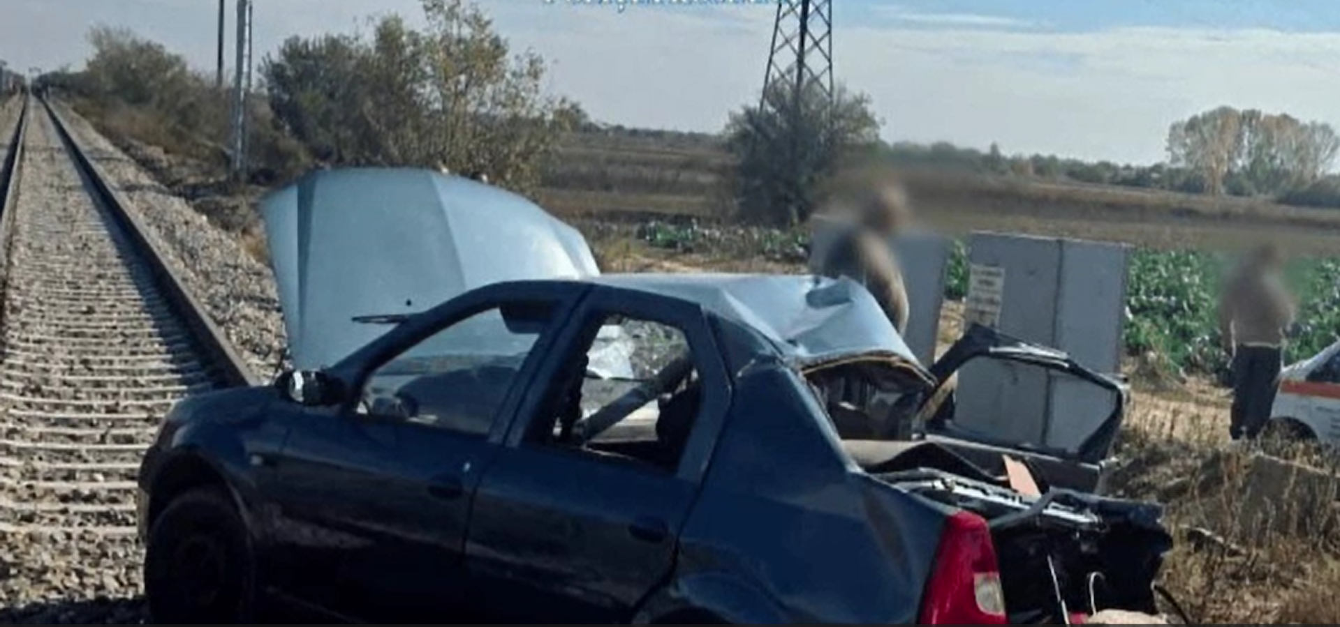 Un bărbat de 55 de ani a murit după ce mașina lui a fost lovită de un tren. A rămas captiv în caroseria zdrobită