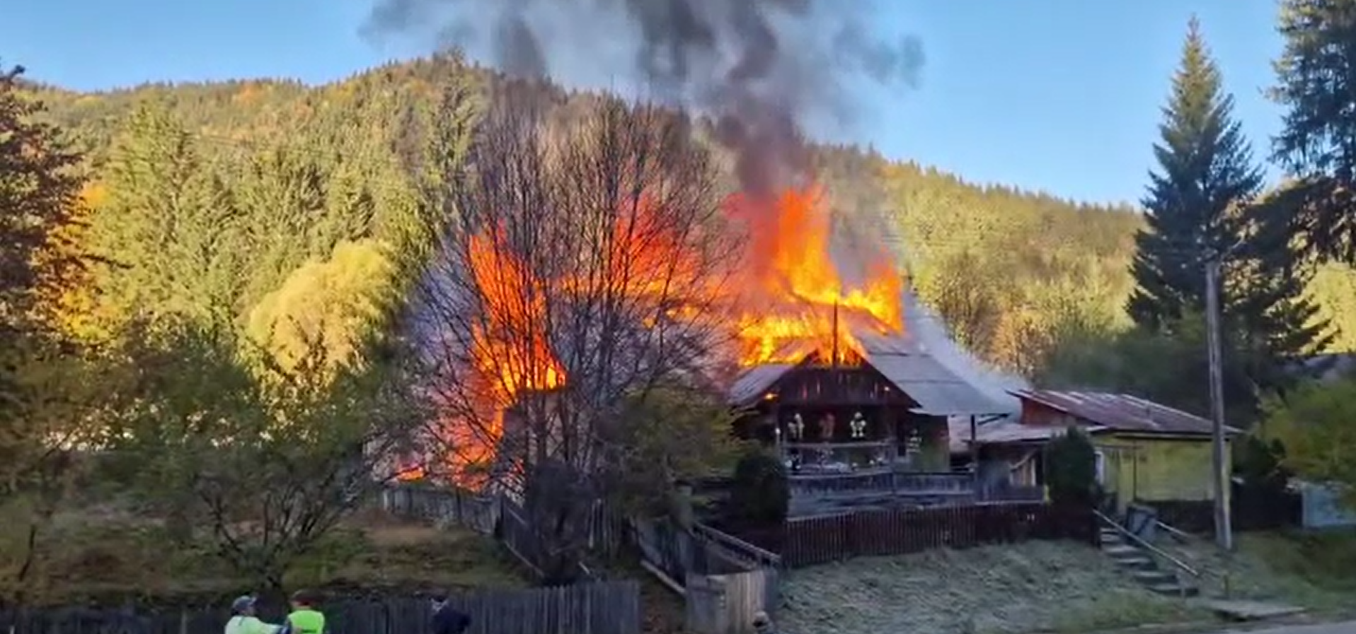 Un incendiu puternic, pornit de la un coș de fum, a mistuit o casă din Neamț. Doi bătrâni au scăpat în ultima clipă