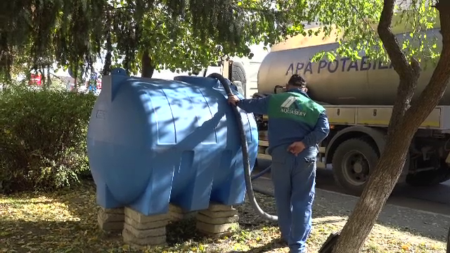 Oamenii din apropierea Salinei Praid se descurcă greu cu apa potabilă. Iau din rezervoare stradale, dar riscă să înghețe