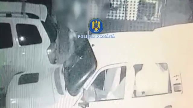 Un bătrân din Rucăr a spart de mai multe ori roțile, apoi și parbrizul la mașinile vecinei. Motivul bizar al ranchiunei