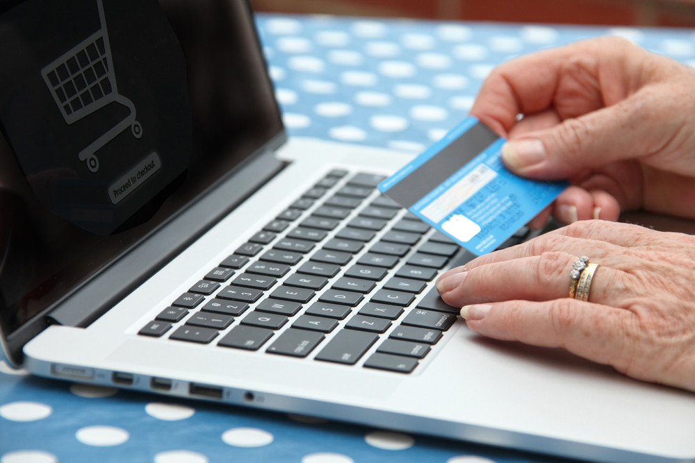 O bătrână din Gorj s-a trezit cu 15.000 de euro dispăruți din contul bancar. A avut un șoc când a aflat cine i-a furat banii