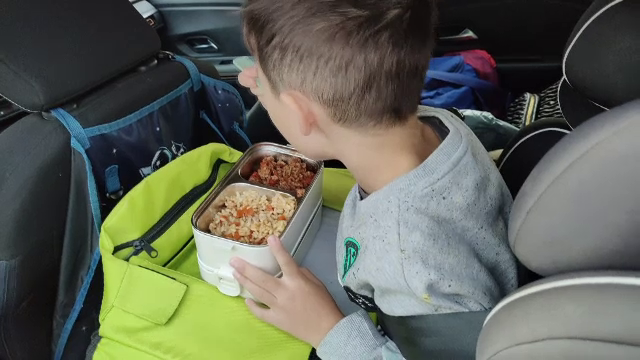 Mamele se iau întrecere la pregătirea pachețelului pentru școală. Trendul viral pe TikTok