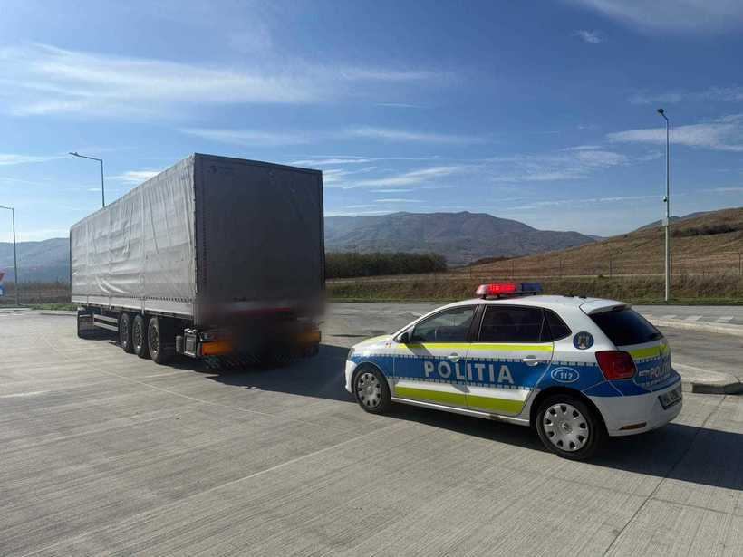 Un șofer de TIR a atras atenția polițiștilor în timp ce conducea haotic pe A1. Ce au descoperit oamenii legii după un control