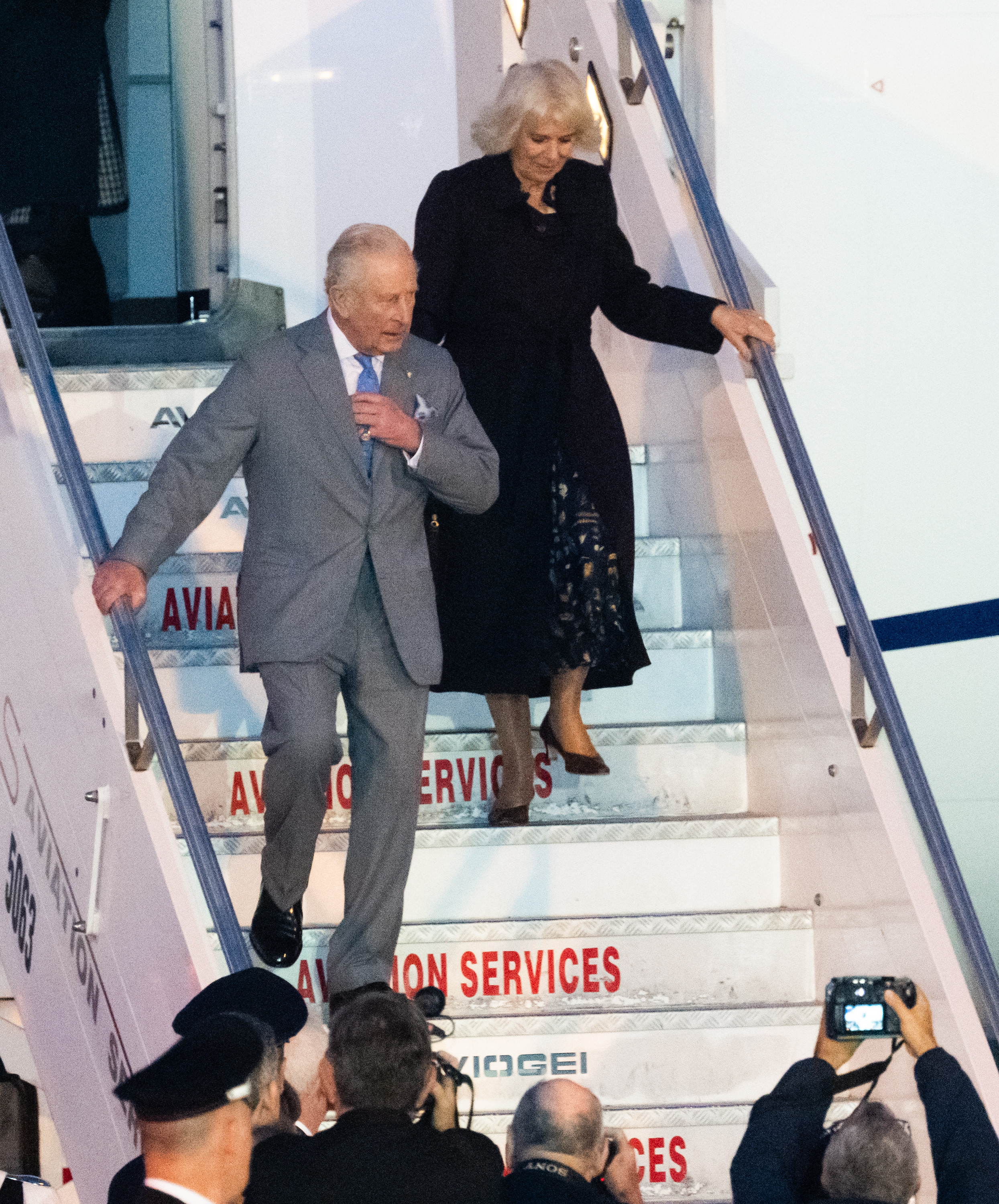 Regele Charles și Regina Camilla au ajuns la Vatican într-o vizită istorică și se vor ruga alături de Papa Leon. FOTO