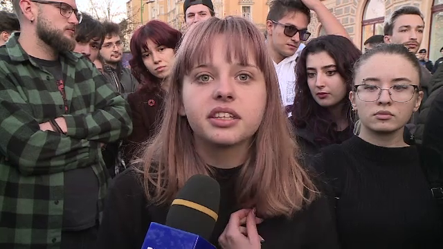 Protest al studenților de la Universitatea Transilvania din Brașov. Li se cere prezență obligatorie, dar nu au loc în săli
