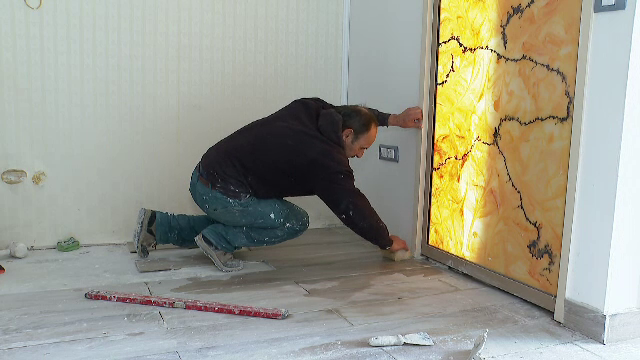 Forfota muncitorilor a înlocuit agitația turiștilor, în hotelurile de pe litoral. Sunt „calificați” și spălătorii de vase