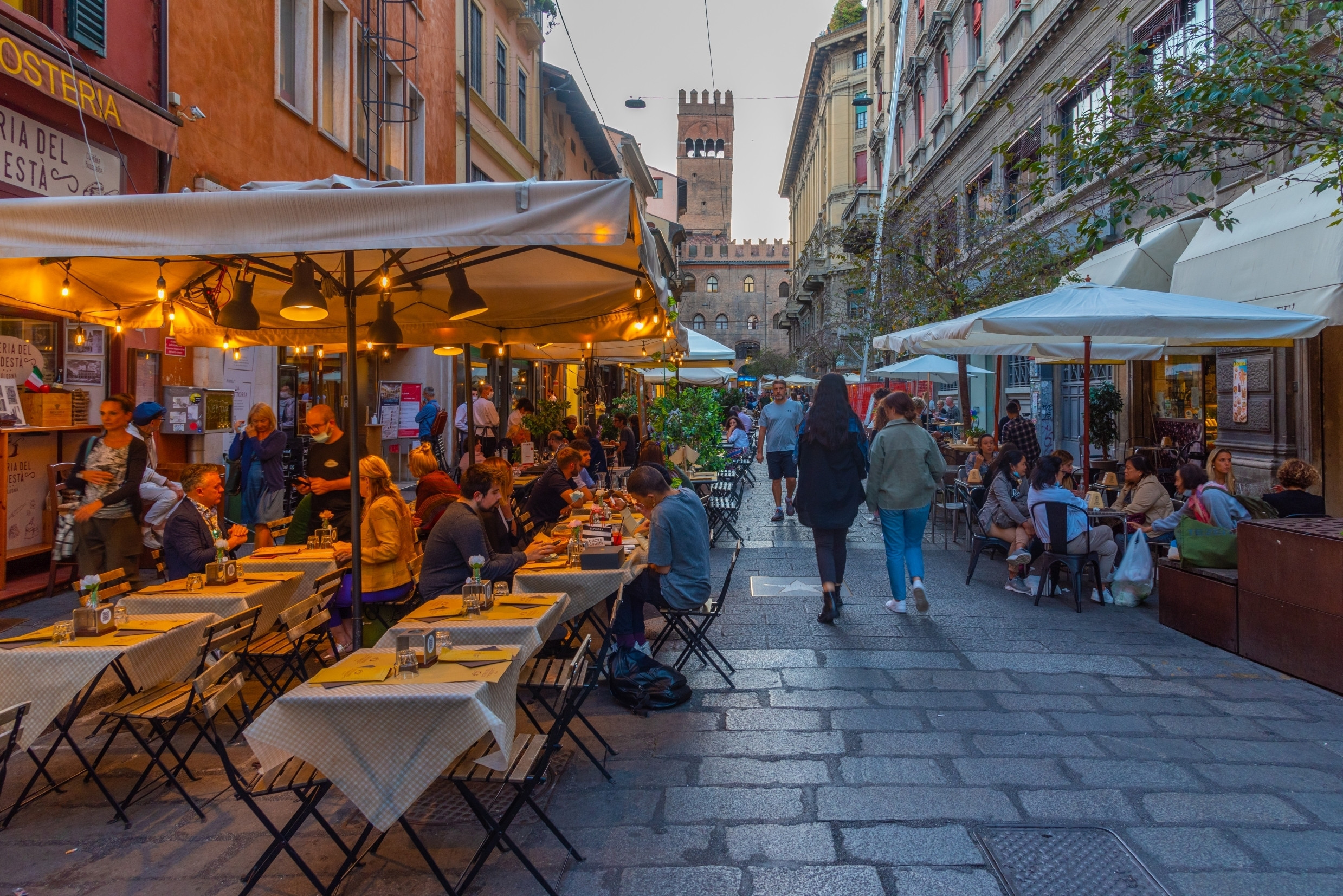 Bologna – ghid complet de călătorie. Atracții turistice, gastronomie, universitate și experiențe culturale în Italia