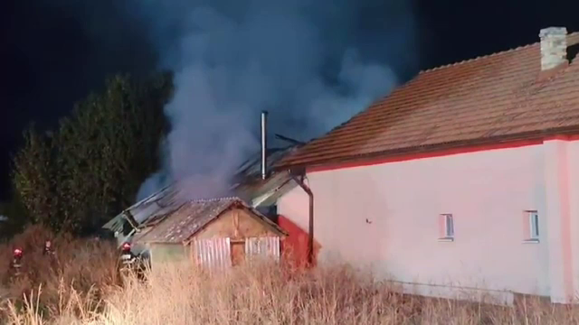 Dezastru evitat la limită într-o gospodărie din Deva după un incendiu. Intervenția pompierilor a fost decisivă