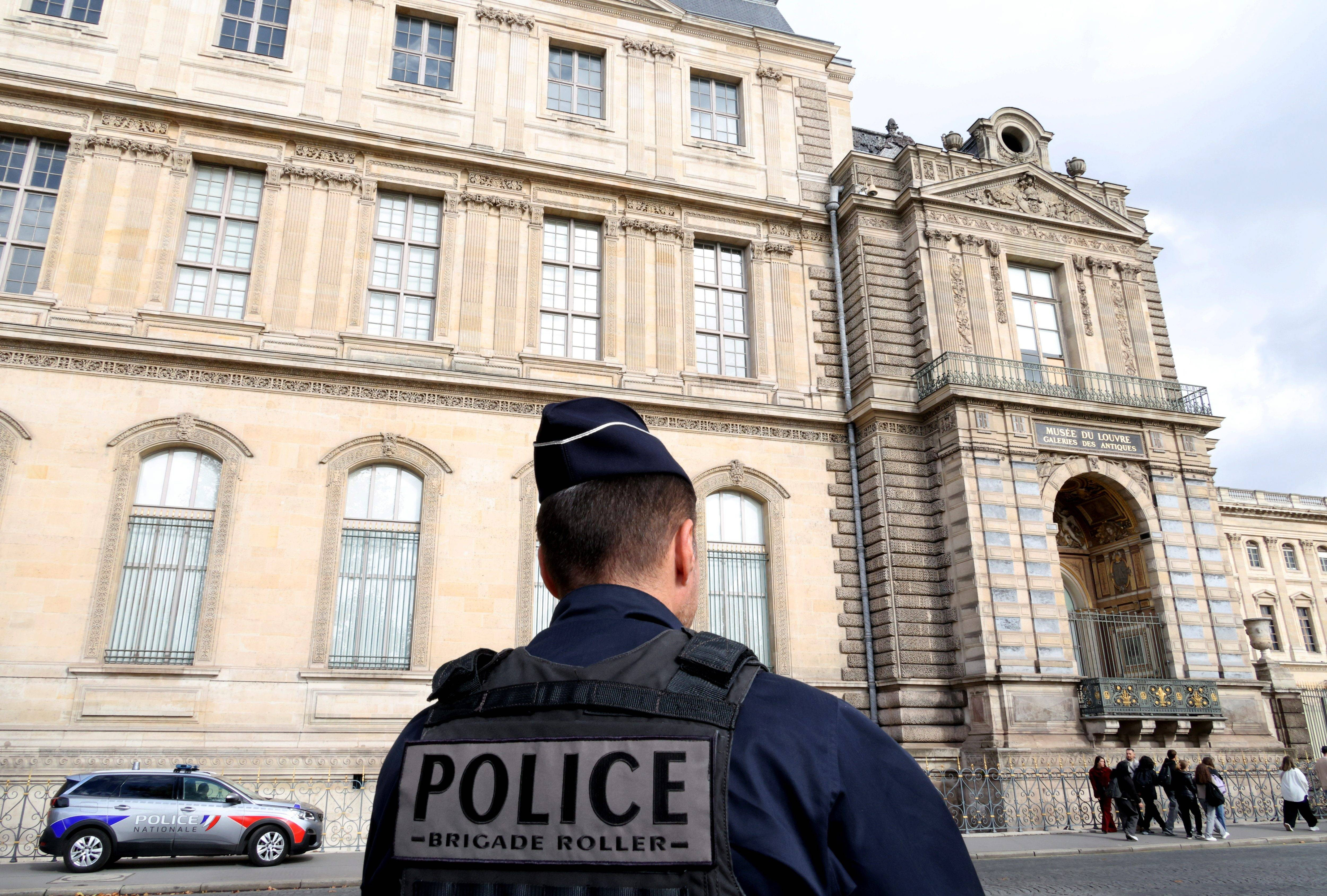 Jaful de la Luvru. Emmanuel Macron: „Bijuteriile vor fi găsite, aceştia vor fi arestaţi, vor fi judecaţi”