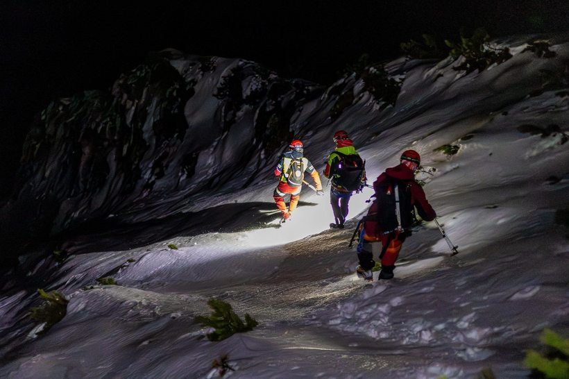 Doi turiști, salvați după zece ore, din Piatra Craiului. Un „temerar” avea pungi de plastic la picioare | FOTO&VIDEO