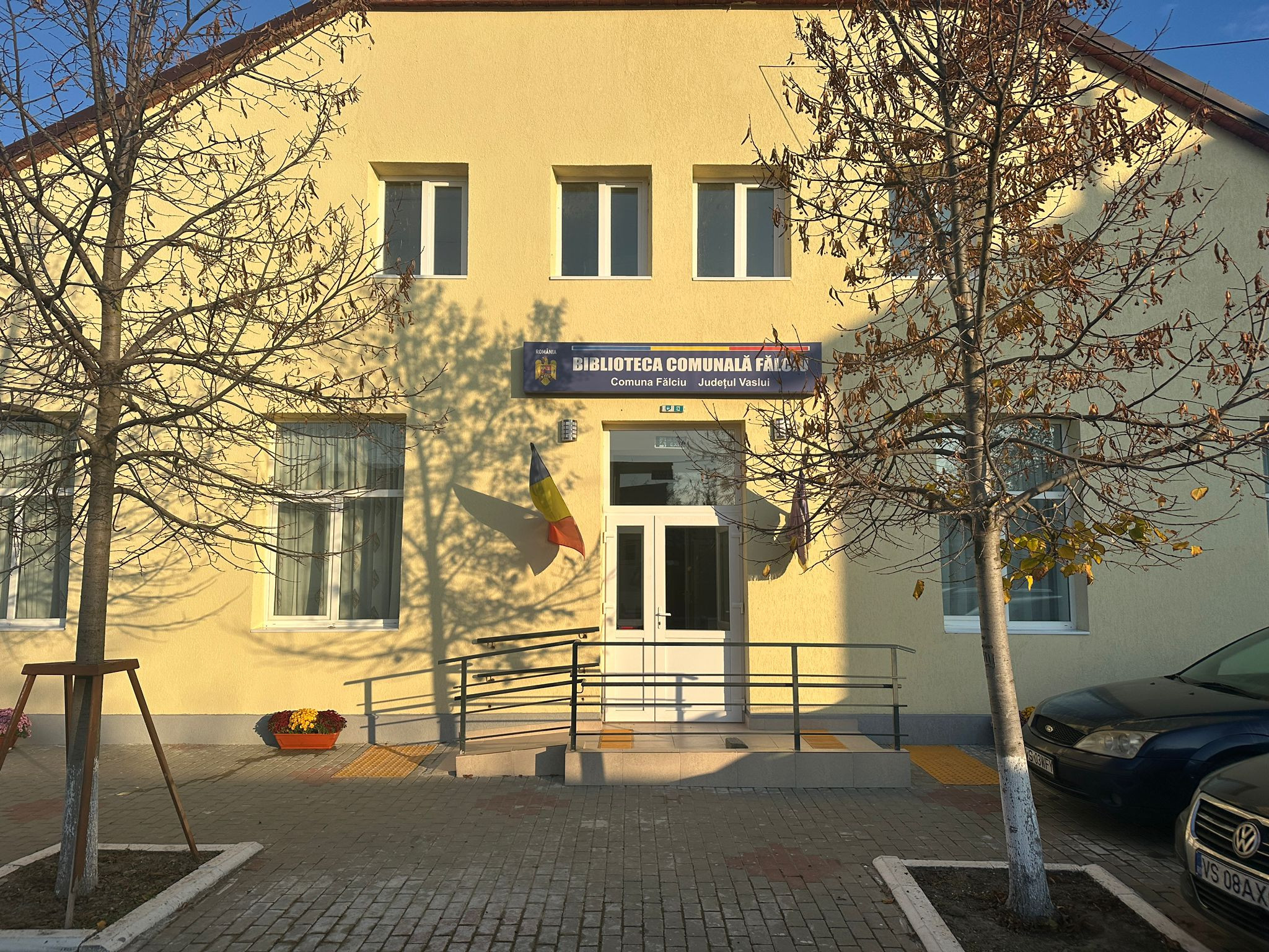 Rafturile cu cărți, înlocuite de tehnologie. O bibliotecă din Vaslui devine centru digital modern