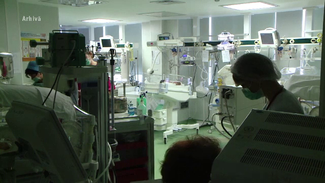 Doi copii mici s-au intoxicat după ce au mâncat fructe găsite în curte. Unul este în comă, ventilat mecanic