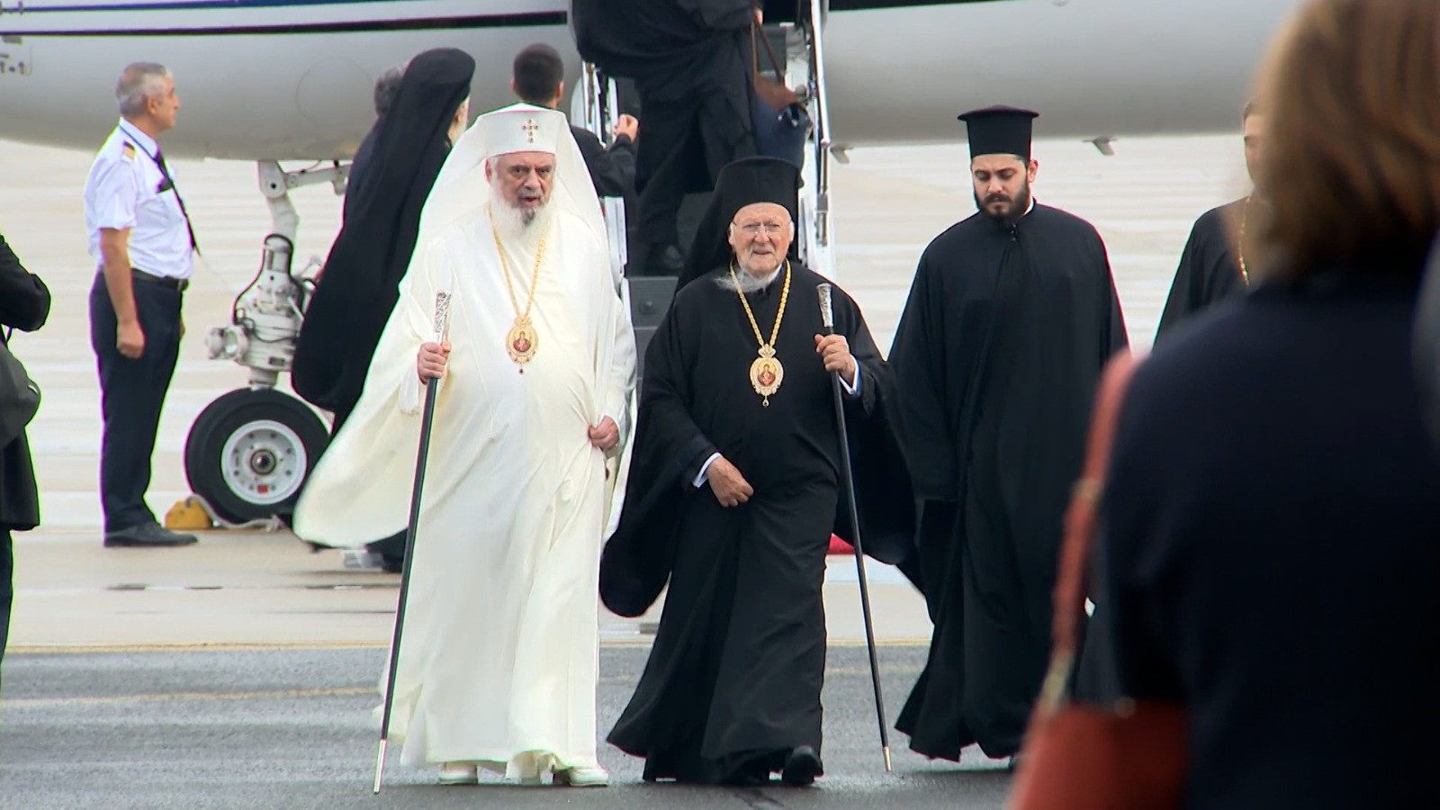 Patriarhul Bartolomeu I a ajuns la București. A fost primit cu onoruri militare. Momentul în care a coborât din avion - Video