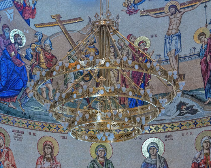 VIDEO. Fiul lui Nicușor Dan, Antim, le-a făcut poze preoților la slujba de sfințire a picturii Catedralei Naționale