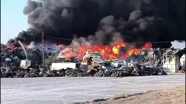 Incendiu violent la un depozit de deșeuri lângă Ploiești. Autoritățile emit Ro-Alert pentru localnici și zonele apropiate