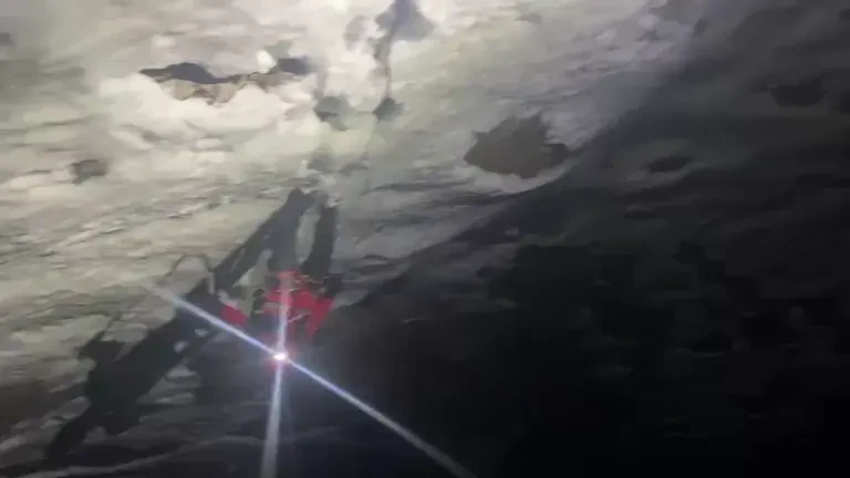 Doi turiști, salvați după zece ore, din Piatra Craiului. Un „temerar” avea pungi de plastic la picioare |FOTO&VIDEO