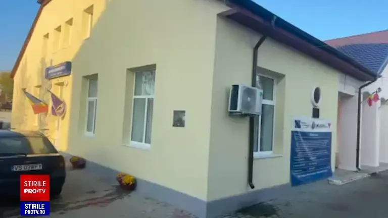 Rafturile cu cărți, înlocuite de tehnologie. O bibliotecă din Vaslui devine centru digital modern