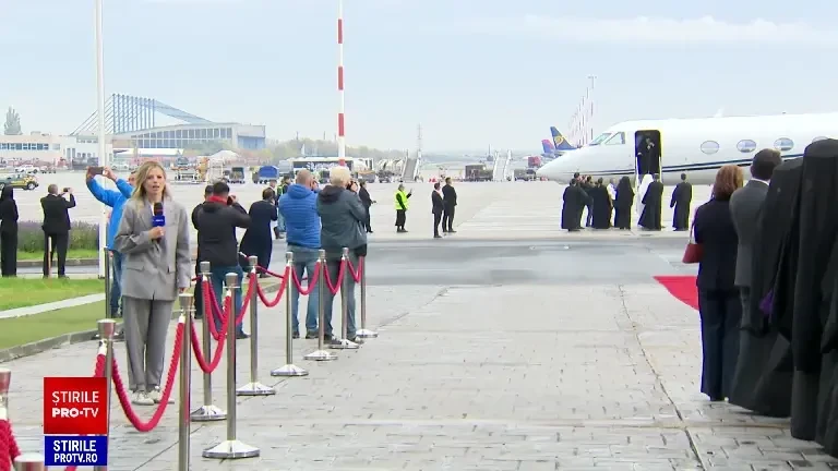 Patriarhul Bartolomeu I a ajuns la București. A fost primit cu onoruri militare. Momentul în care a coborât din avion - Video