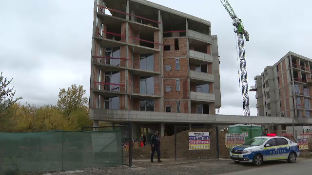 Un muncitor a murit după ce a căzut de la etajul 5 al unui bloc în construcții, în Timiș. Au fost deschise anchete