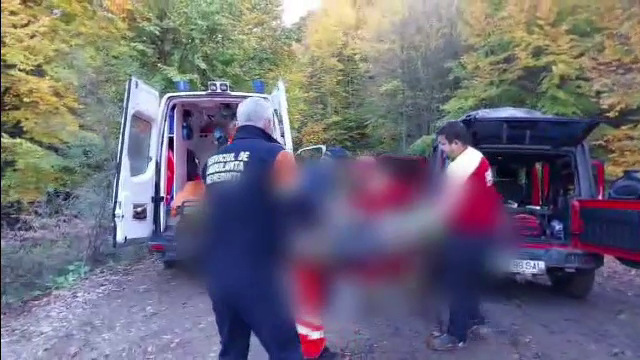 Misiune de salvare extrem de dificilă într-o pădure. Salvatorii au mers pe jos 5 kilometri ca să ajute un bărbat rănit