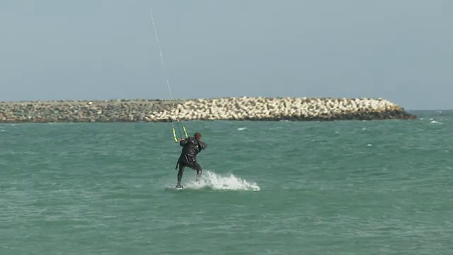 Vântul puternic a scos pe apă pasionații de sporturi extreme. Iubitorii de kitesurfing au făcut spectacol pe litoral