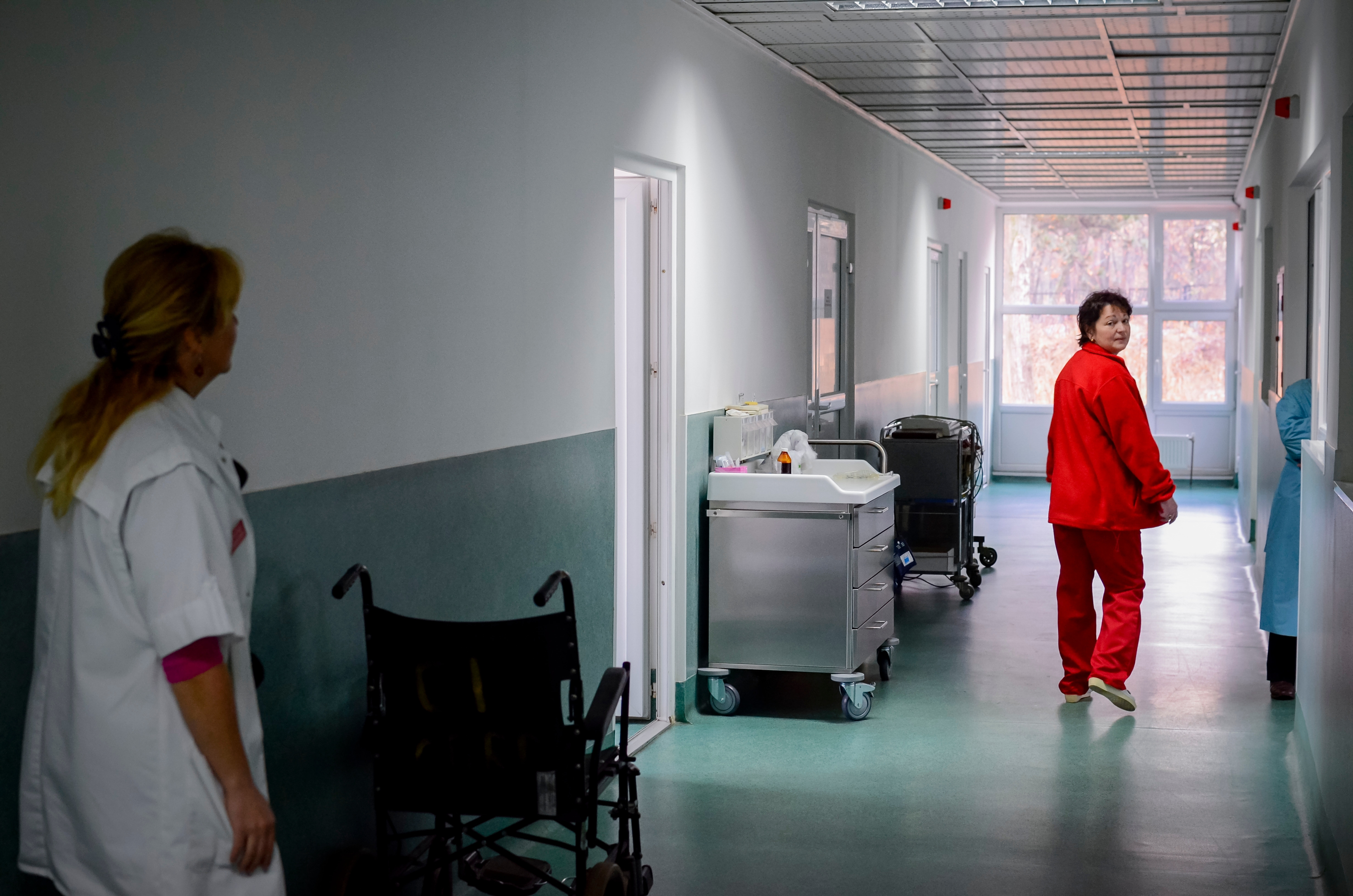 Un medic şi o asistentă de la UPU Bacău au fost plasaţi sub control judiciar după ce au eliberat concedii medicale false