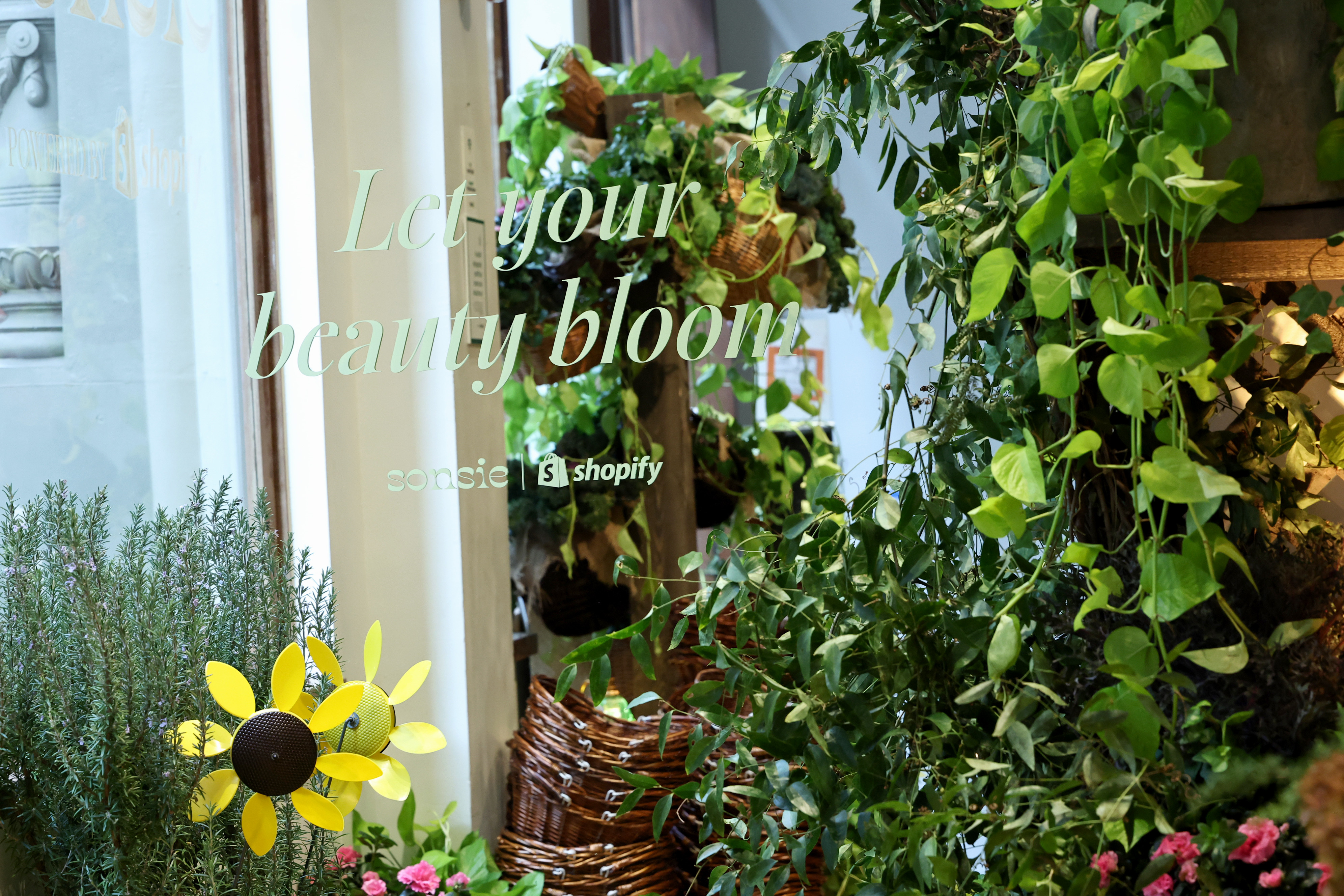 Pamela Anderson și-a lansat propriul brand cosmetic. Ce ținută a purtat la evenimentul de lansare. FOTO