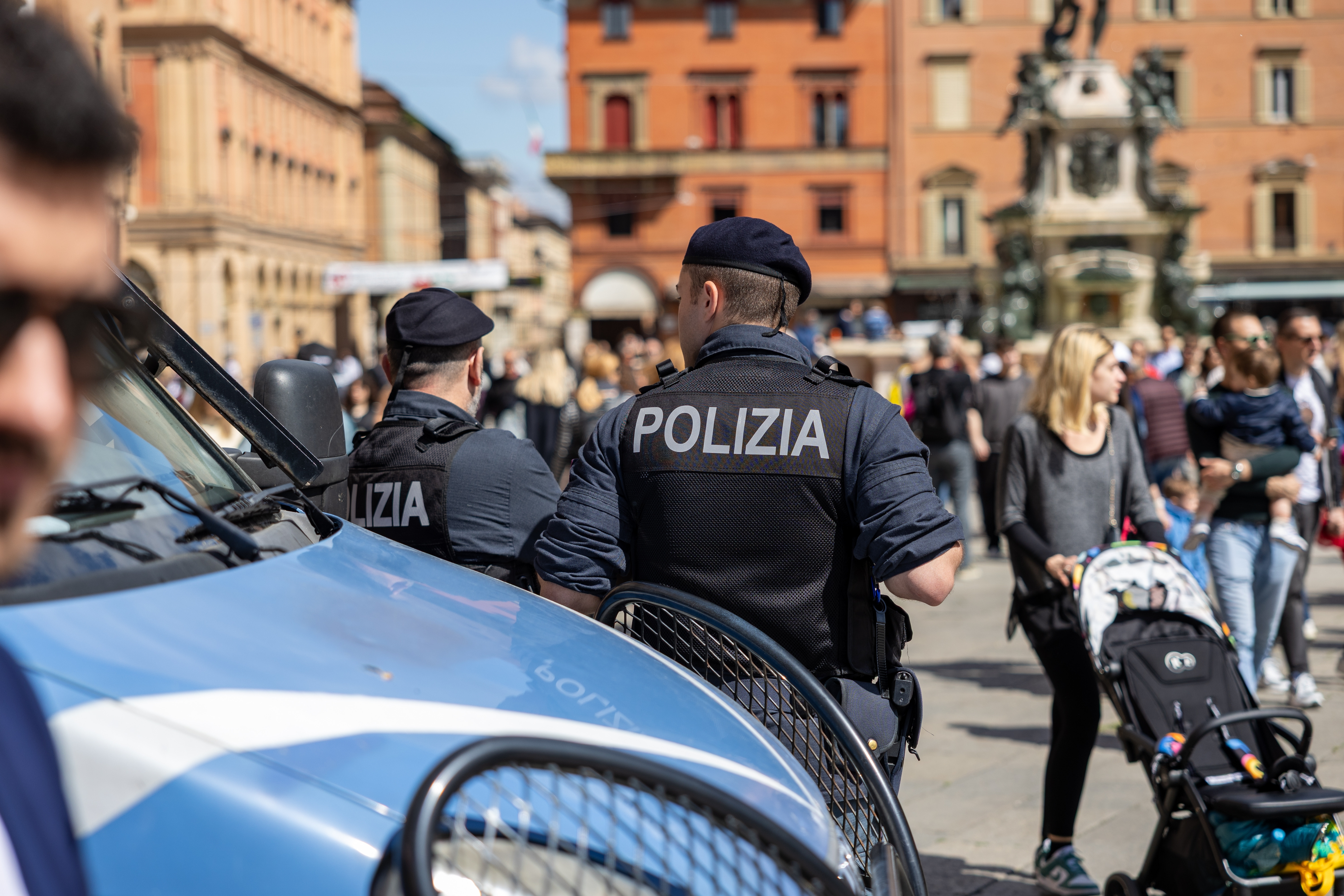 Un turist japonez de 70 de ani a căzut de pe un zid de șapte metri al Panteonului. S-ar fi aplecat prea mult pentru un selfie