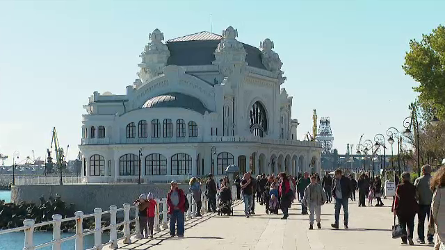Pe litoral, atmosfera de vară a revenit pentru câteva ore. Turiștii s-au bucurat de plajă, soare și fructe de mare proaspete